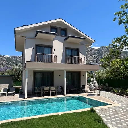 Exclusive Family In With Private Pool גוג'ק